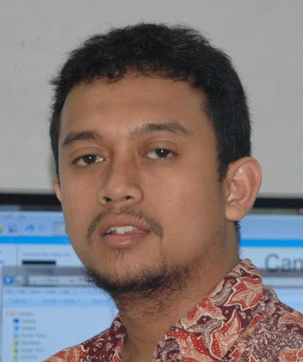 Siradj adalah bahasa Arab yang artinya ‘Lampu’ (cek kamus), jadi dirangkai dengan nama depan saya Yahdi yang berarti ‘yang menunjuki’ maknanya menjadi ‘Lampu yang menunjuki‘